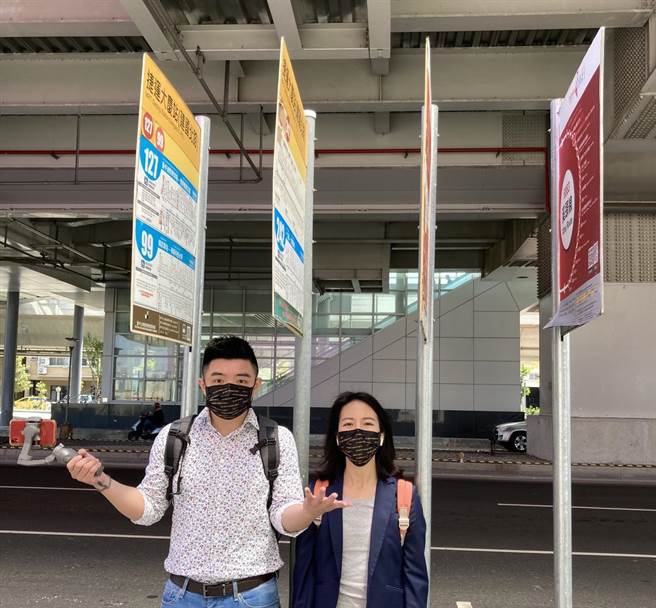 时代力量台中党部痛批，台中市大庆火车站出口出现「站牌连体婴」的四支公车站牌，间距挑战全国最窄，站牌间的距离一个人挤进去刚好站好站满。（卢金足摄）