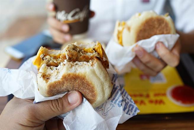 现代人工作忙碌、生活步调紧凑，不少习俗有逐渐简便的趋势，就连清明祭祖也打算买速食店的套餐解决。（示意图／达志影像）