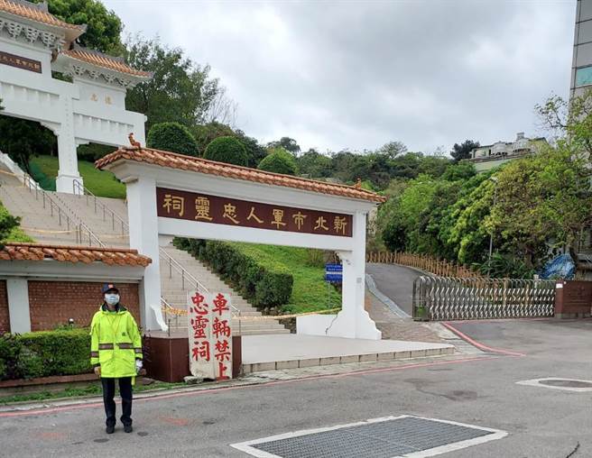 清明連假車潮湧現，樹林分局將加強樹林區示範公墓納骨塔、第六公墓、生命紀念館及軍人公墓等周邊道路，進行交通疏導管制措施。（樹林分局提供）