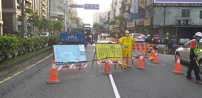 警方说，估计自来水抢修工程会到半夜，呼吁民眾利用文中路、国际路等替代道路。（警方提供／赖佑维桃园传真）