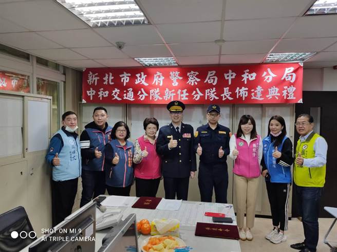 新北市中和警分局于今（26）日上午10时在南势派出所、11时在交通分队办理布达典礼，由分局长李建广亲自主持。（中和警分局提供）