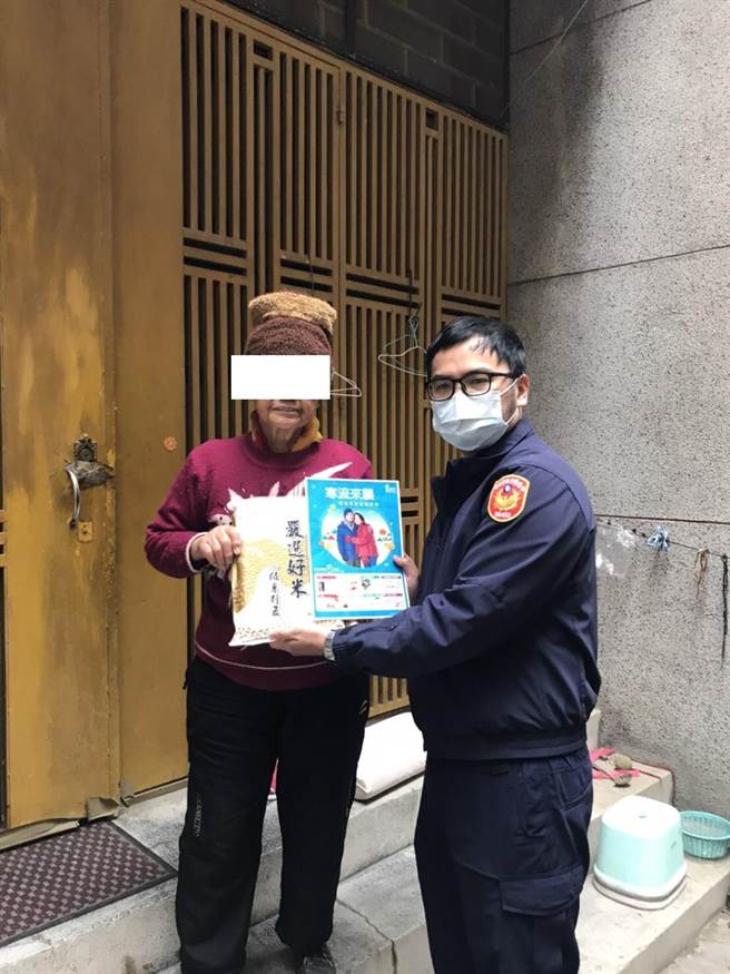 中和警分局安平派出所警员林铭烜、林世峰于（23）日主动探视辖内独居长者。（中和警分局提供）
