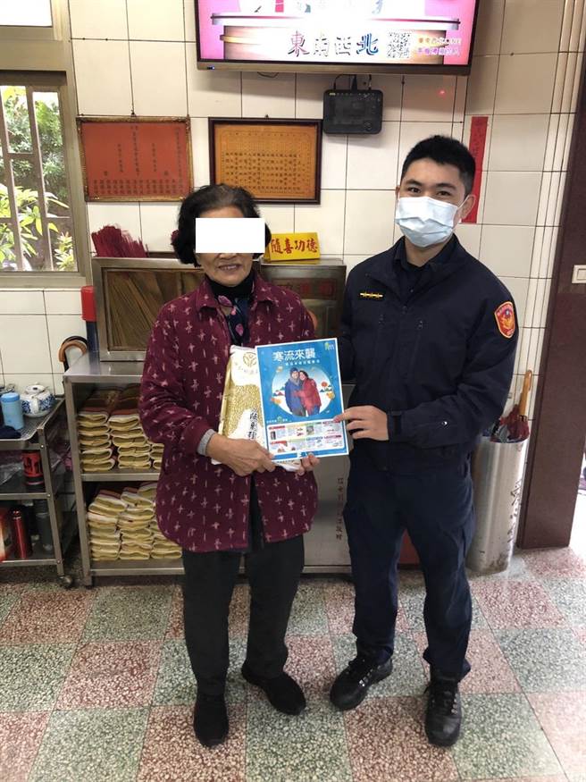中和警分局安平派出所警员林铭烜、林世峰于（23）日主动探视辖内独居长者。（中和警分局提供）
