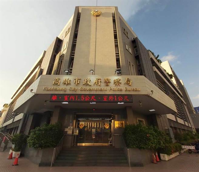 近来高雄市发生多件枪击案，治安疑虑引发社会瞩目，但警察局长黄明昭除加强肃枪外，也继续扩大临检勤务，执行到市民认为治安稳定；而市警局发布中阶警官人事调整命令，共有114名官警异动或改叙，职务将在3月30日履新，是警长黄明昭到职2个多月后，首次大幅调整人事。（刘宥廷摄）