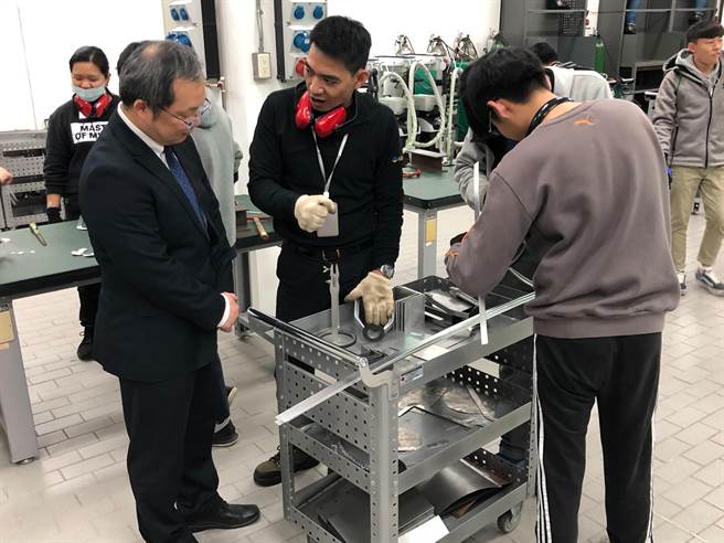 华夏科技大学与汽车业知名厂商新纶实业有限公司签订合作伙伴关系。（华夏科技大学提供）