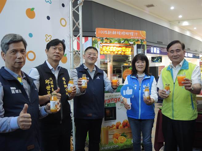 新竹县峨眉乡桶柑多汁甘甜，峨眉乡农会携手农粮署推出现榨果汁，在双北及桃园的知名卖场都喝得到。（邱立雅摄）