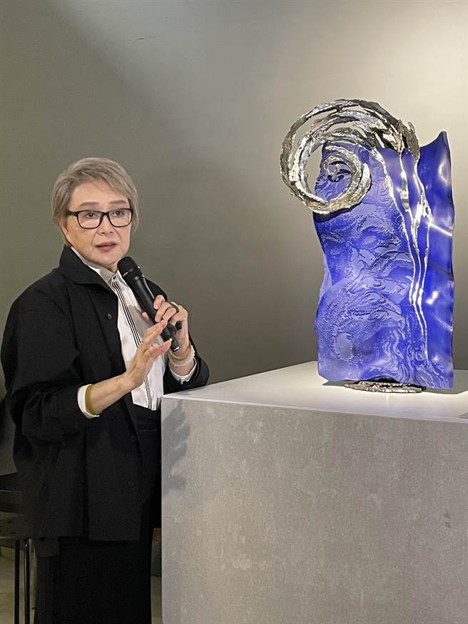 杨惠姗承张毅推动琉璃艺术的心愿，将埃里克．邦特个展引荐来台。（李怡芸摄）