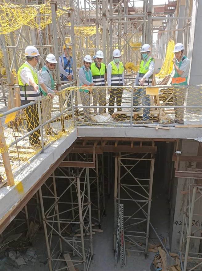 （职安署署长邹子廉亲自带队并会同屏东县政府劳动暨青年发展处处长黄鼎伦，于屏东市「高雄荣民总医院屏东大武分院工程」进行工安检查。图／职安署提供）
