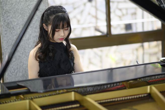 新住民之子黄亚晴学钢琴多年，将开音乐会。（嘉义市政府提供）