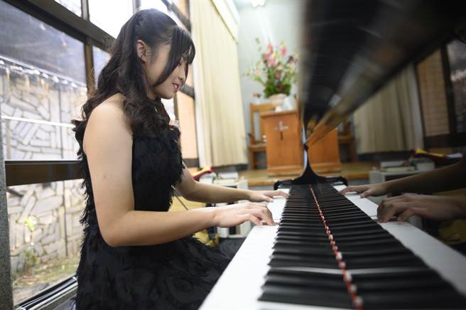 黄亚晴勤练钢琴及创作，将于音乐会发表作品。（嘉义市政府提供）