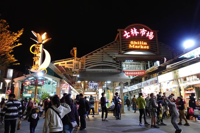 北市最大规模的士林夜市，近日假日观光客回温。(照片/游定刚 拍摄)