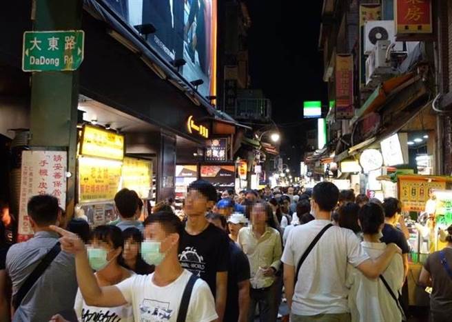 士林夜市近日周末观光客人潮前胸贴后背。(照片/游定刚 拍摄)