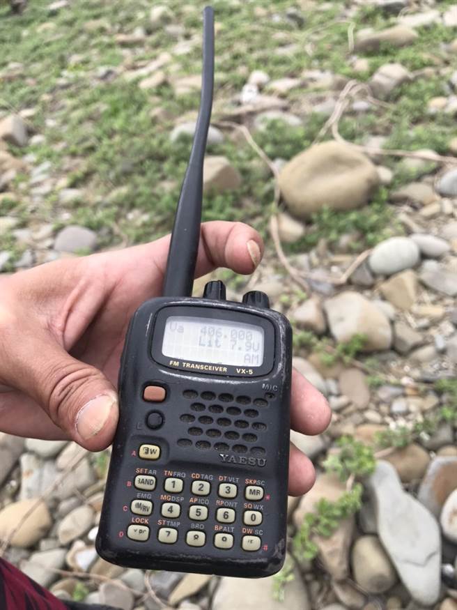 恒春半岛威鲸救难协会成员许耿睿26日在鼻头礁至南仁渔港段收到疑似飞行员发报器讯号。（谢佳潾摄）