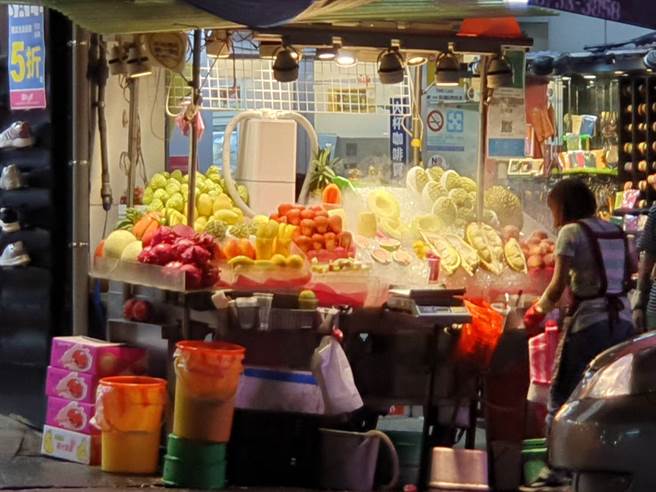 士林夜市坑杀游客水果摊已退出商圈多时。(照片/游定刚 拍摄)