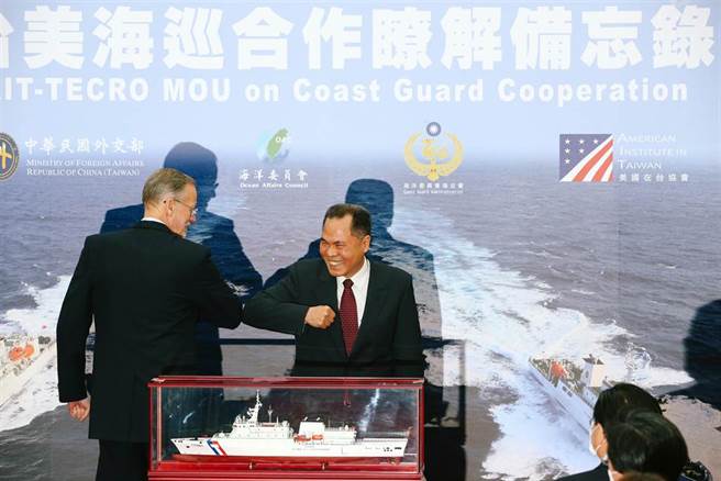 美国在台协会（AIT）及驻美国台北经济文化代表处（TECRO）于美东时间3月25日签署了成立海巡工作小组（CGWG）备忘录。外交部26日举办「台美海巡合作瞭解备忘录」宣布茶会，海委会海巡署署长周美伍（右）、美国在台协会（AIT）处长郦英杰（左）出席。（邓博仁摄）