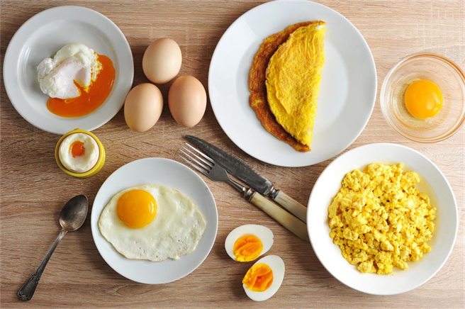 雞蛋的烹煮方式影響很大。高油的料理過程會讓人吃蛋時額外攝入不利健康的油脂。(示意圖/Shutterstock)
