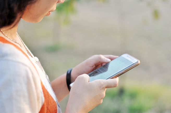 女子找了2名親友在男子位在屏東的民宿留負評，害得男子急撤下Google地標，民宿生意一落千丈，她遭被控告妨礙名譽。（示意圖/Shutterstock提供）