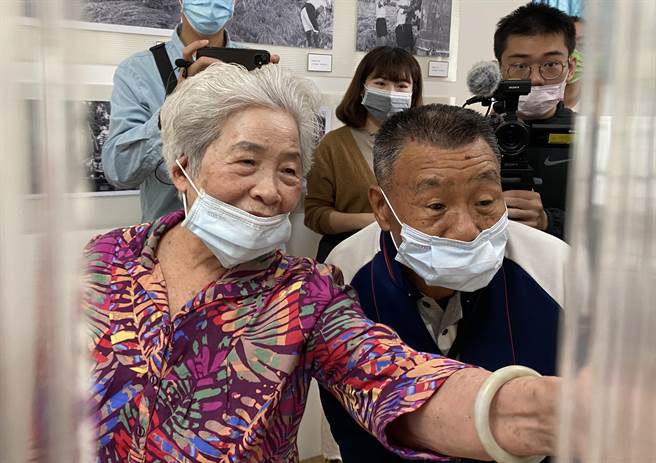 特地到嘉义县民雄市场看展的何蕊阿嬷看到自己结婚、女儿的照片出现在展览中，迫不及待跟大家分享当时的故事。（张亦惠摄）