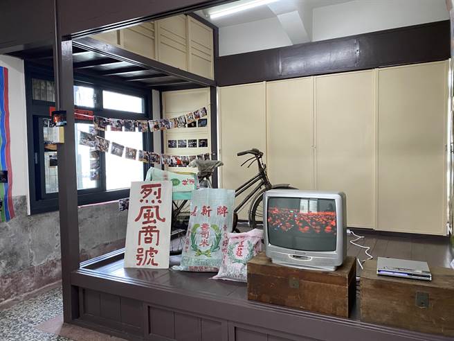 中正大学重构大学路计画与七星药局共同举办「烈风光影－民雄老照片展」26日开幕。（张亦惠摄）