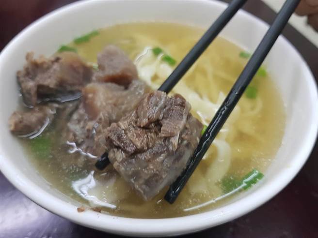 新竹市玺子牛肉麵无论肉质、麵条、汤头都极为讲究。（徐养龄摄）