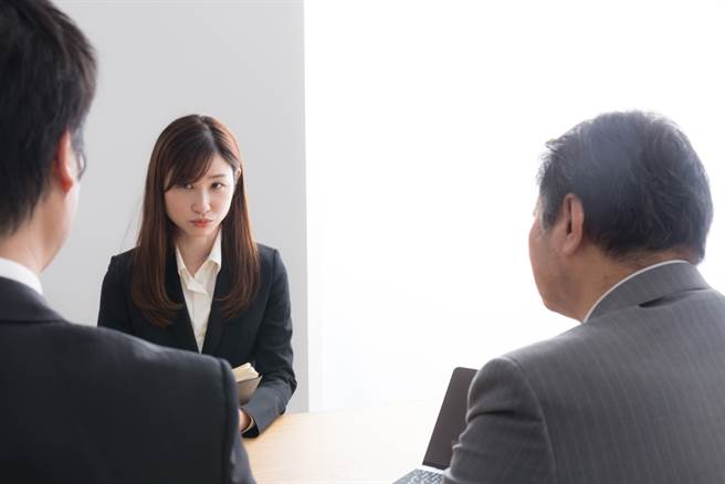 有女网友分享，日前去一家公司面试，过程中面试官用言语骚扰她，让她崩溃逃离现场。(达志影像/示意图非当事人)