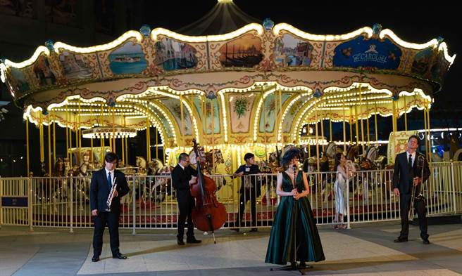 张涵雅日前赴高雄游乐园，用心拍摄新歌MV。（好痛音乐提供）