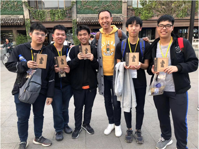 作者参加环西安跑步挑战赛颁奖合影。（台北市两岸人民交流服务协会提供）