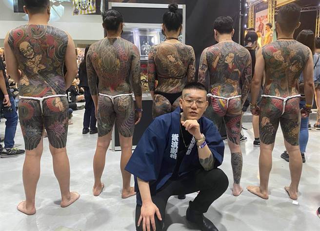 饒舌團體187INC團員彫柏從事專業刺青工作長達10年，至少幫上萬名客人刺青。（圖／混血兒娛樂提供）