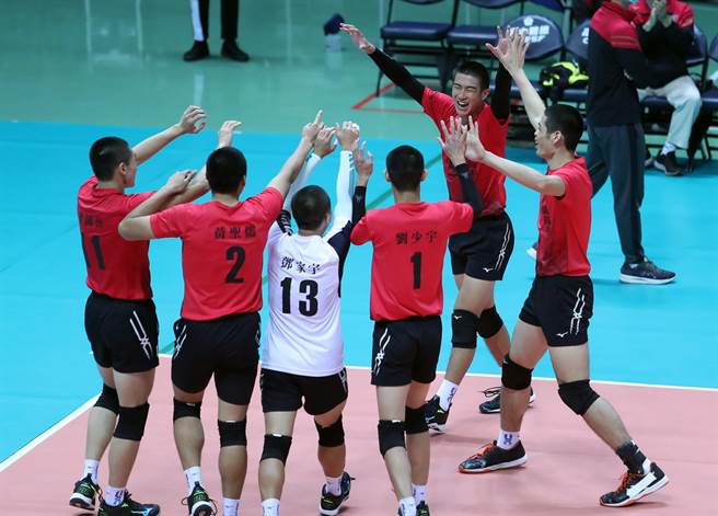 内湖高中球员齐聚场中庆祝得分。(高中体总提供)