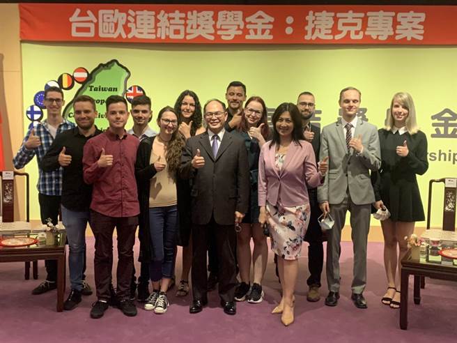捷克参议长韦德齐去年9月访台，促成「台欧连结奖学金：捷克专案」的50个名额，外交部今天举办捷克学生经验分享会。（杨孟立摄）