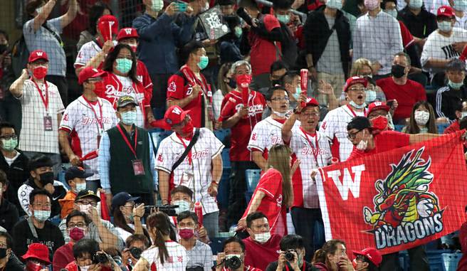 味全龙天母首战吸引7566名球迷进场。（郑任南摄）