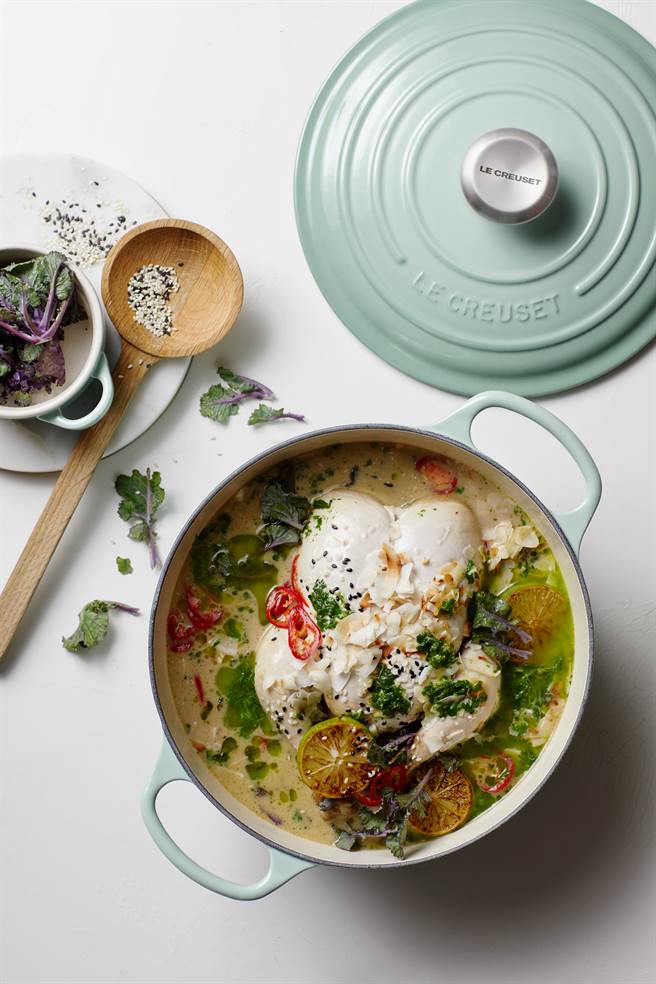LE CREUSET悠然綠系列，典藏圓鐵鍋18-26cm鋼頭，價格落在9200元到1萬7000元之間。(LE CREUSET提供)
