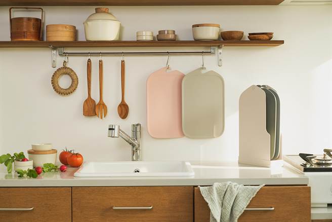 Modori無痕砧板4色組，熱水即可簡單消毒，平滑可彎曲，原價2248元，官網特價1798元。（Modori提供）