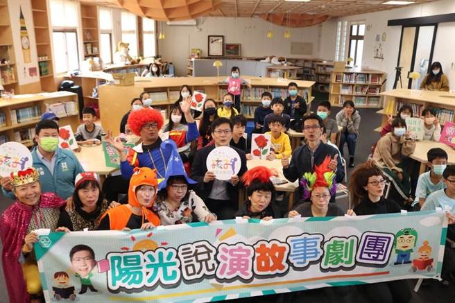 台中市阳光城市发展协会与立委张廖万坚携手推动亲子阅读。（卢金足摄）