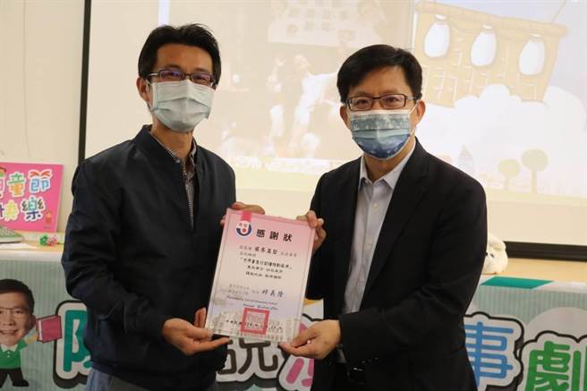 「阳光说演故事剧团」选在儿童节前成立，由「陆爸爸」陆育克担任团长，立委张廖万坚担任创团荣誉团长。（卢金足摄）