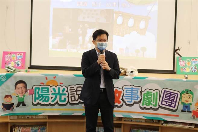 立委张廖万坚为扩大推动亲子阅动的能量，与陆爸爸说演故事剧团合作，未来希望希望培养千名故事志工爸爸妈妈，匯集说故事的力量，分享给更多的孩子与父母。（卢金足摄）