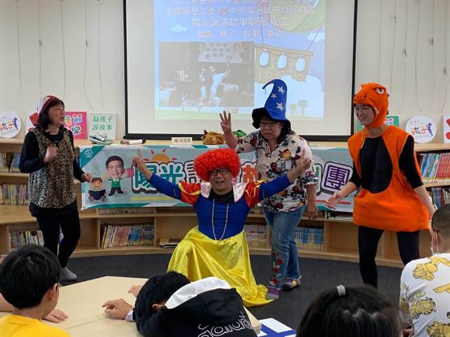 「阳光说演故事剧团」今天到西屯泰安国小社区共读站演出。（卢金足摄）