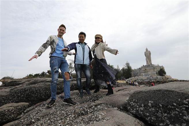 美味「高粱呛蟹」让主持人爱纱（右）及马丁（左）超惊艷。（亚洲旅游台提供）
