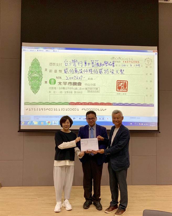 捐赠仪式连同捐款、义卖以及艺术品展演等收入全数捐出。（卢金足摄）