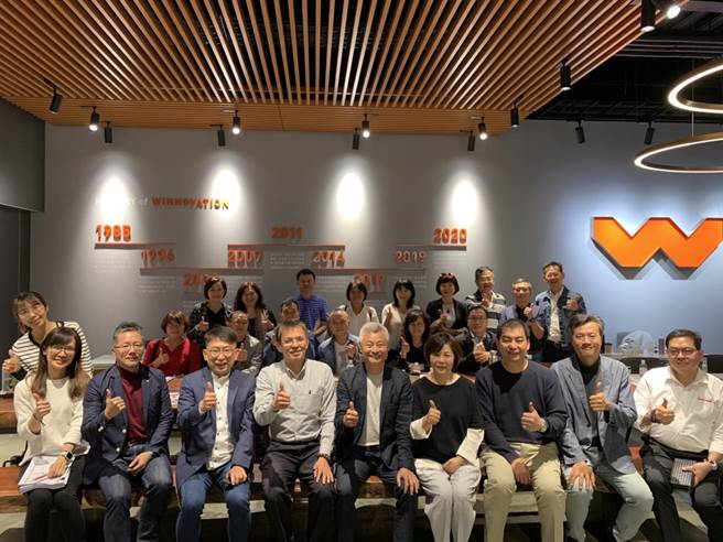 捐款、义卖以及艺术品展演等收入全数捐给台湾行动菩萨助学协会，永恒艺术行善永远。（卢金足摄）