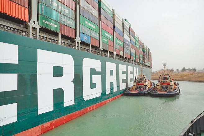 搁浅在苏伊士运河的长荣货轮「长赐号」，各界前往救援。（美联社）