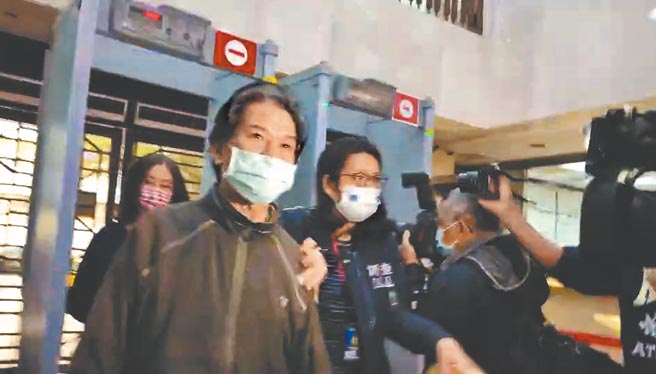 涉嫌侵占大洋侨果公款10亿的大洋侨果董事陈荣祥遭调查局送办。(陈志贤摄)