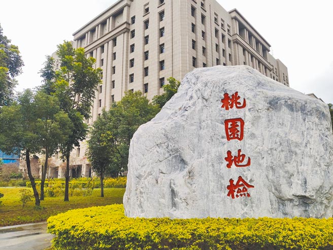 台北荣总桃园分院主任、护理长涉及和医疗顾问公司合作，收取回扣，并偽造不实文件，遭桃园地检署指挥廉政署、台北市调查处带回16人。（赖佑维摄）