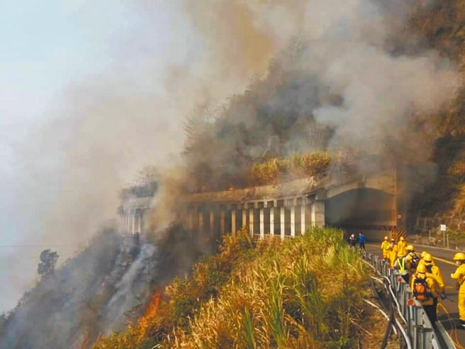 本月18日阿里山公路發生森林火災，救災人員全力搶救。（嘉義縣消防局提供／廖素慧嘉義傳真）