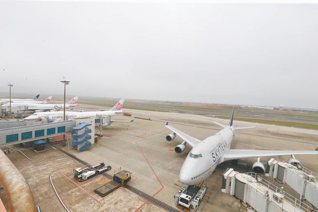 機師不滿長期處在檢疫與執勤間無限循環，抨擊政府不應該讓機師的人權遭剝奪（非當事人航空公司）。（姜霏攝）