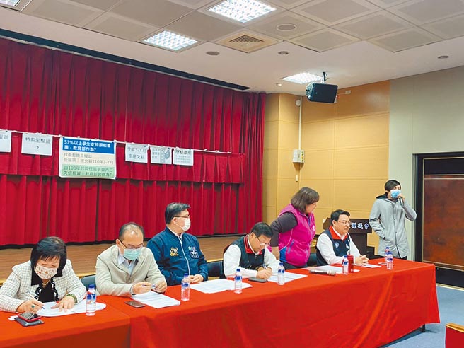 立委李德维（左三）、立委傅昆萁服务处主任陈文卿（左四）、教育部技职司专委柯今尉（左二）、多位县议员及台观师生等人出席记者会，共同讨论台观停办事宜。（罗亦晽摄）