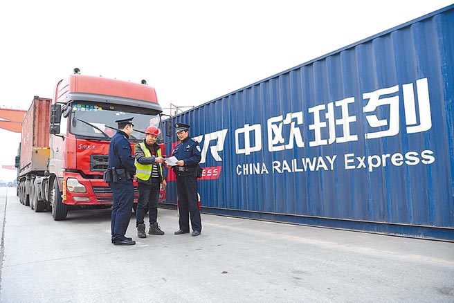 今年2月春運期間，中歐列車運輸仍舊繁忙，圖為中歐列車起點站重慶團結村中心站貨場，貨車正進行例行安檢。歐盟和中國為了新疆問題相互制裁，為雙方貿易投下陰影。（新華社）