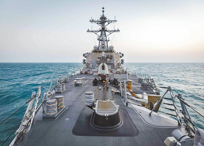 中国国防部希望有关国家不要在南海无事生非。图为今年2月美国海军第七舰队伯克级神盾驱逐舰「马侃号」一路经台湾海峡到南海。（摘自美国海军第七舰队脸书）