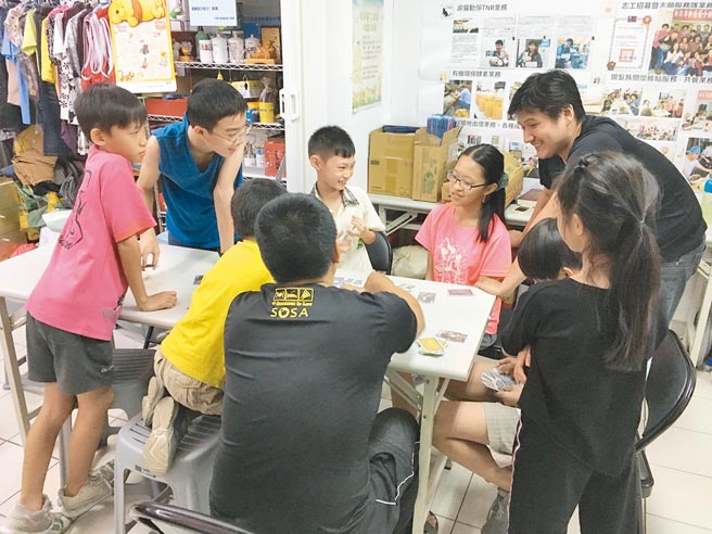新北市新店區小城里長郭仁澤開設桌遊班邀玩家授課教學。（葉書宏攝）