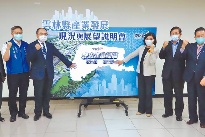 云林县长张丽善（右三）与工业局长吕正华（左二）19日已在云林县工策会举行「褒忠产业园区启动亮点仪式」与招商明会，不过环评审议却认为有衝击农业生产的疑虑。（本报资料照片）